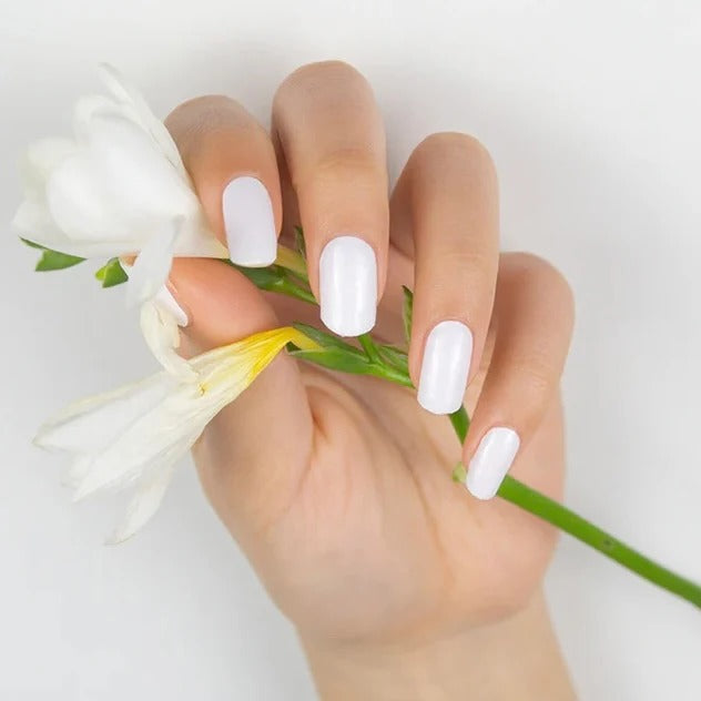 أظافر جل "الأبيض النقي" - أناقة عصرية