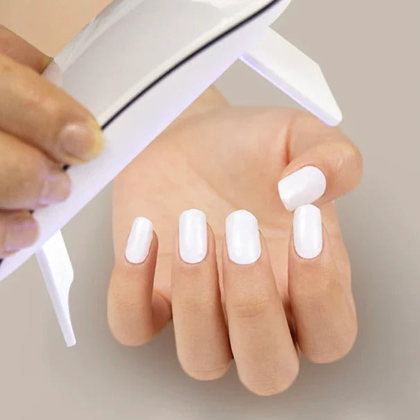 أظافر جل "الأبيض النقي" - أناقة عصرية
