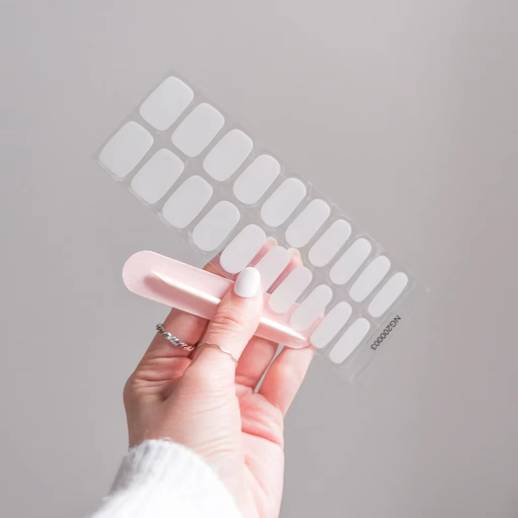 أظافر جل "الأبيض النقي" - أناقة عصرية