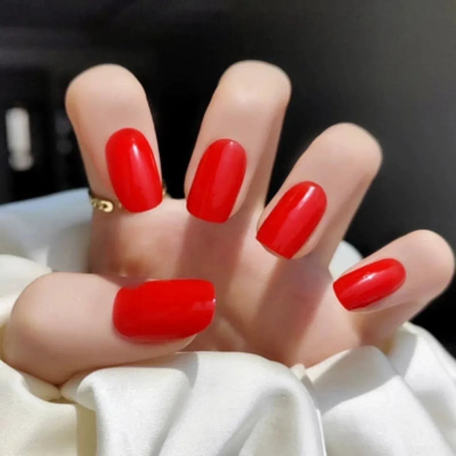 الأحمر الجريء